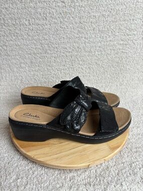 Clarks Sandals Womens 9.5 Black Merliah Charm Adjustable Bow Strap Wedge Slide‎